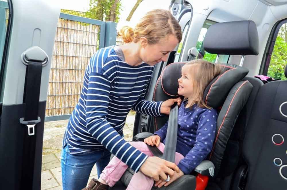 TÜV Rheinland: Kinder im Auto richtig sichern - Rückbank dem