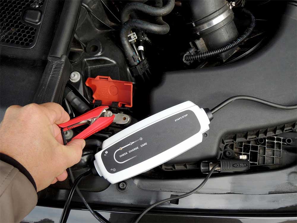 GTÜ empfiehlt im Winter ein zusätzliches Laden der Autobatterie -  MOTORMOBILES