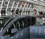 Toyota montiert erste Plug-in-Hybrid in Europa