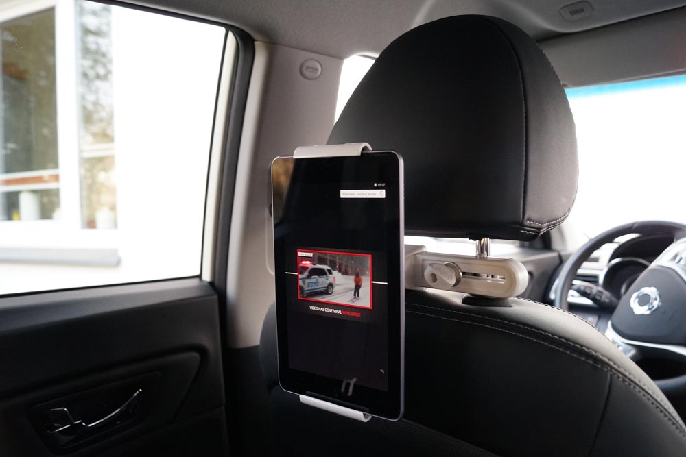Tablethalterung an der Kopfstütze im Auto: Tabula Car von Reflecta im  Praxistest - MOTORMOBILES