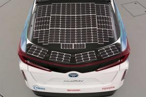 Toyota Prius PHEV - Erprobungsfahrzeug mit Solarmodul von Sharp