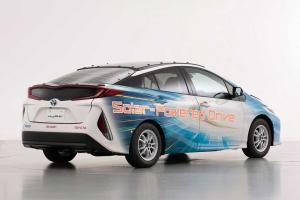 Toyota Prius PHEV - Erprobungsfahrzeug mit Solarmodul von Sharp